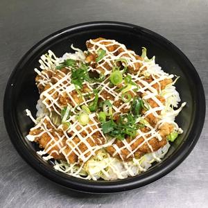 うま辛チキンマヨ丼大盛 ご飯大盛、具材も大盛