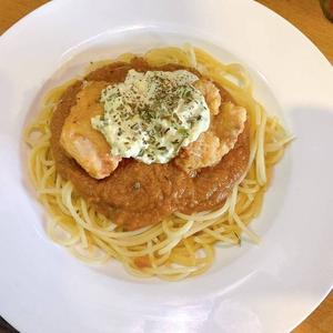 タルタル唐揚げミートソースパスタMeat sauce pasta with tartar sauce and fried chicken