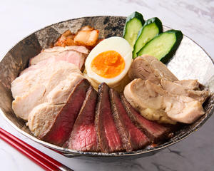 東京冷麺スタンド 4種のチャーシューのせスペシャル盛岡冷麺  Morioka Cold Noodles Four Kinds of Chashu