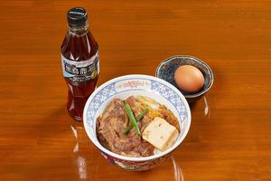 黒毛和牛の特選すき焼き丼と黒烏龍茶のセット