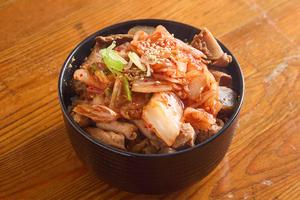 キムチもつ煮丼