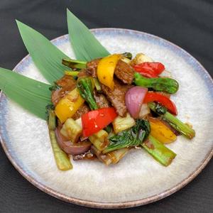 国産牛もも肉と季節野菜のオイスターソース炒め/油炒牛肉片