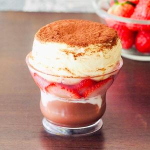 スフレパンケーキパフェ(チョコ苺)