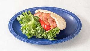 BLTサンド Bacon Lettuce Tomato sandwich