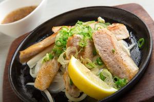 ココイロカフェ 豚トロ塩レモン焼き