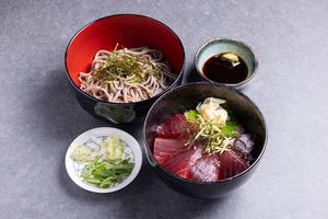 豊洲直送マグロ丼とハーフ蕎麦セット