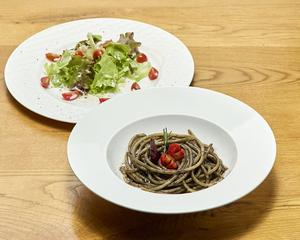 濃厚イカ墨オイルソースの生パスタ+サラダ付