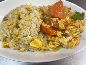 玉子とトマト炒めチャーハン丼