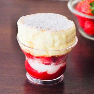 スフレパンケーキパフェ(ストロベリー)