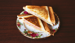 ハムチーズ・ホットサンド Ham and cheese hot sandwich