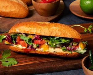 【ベジメニュー】チョップドサラダバインミー Chopped salad Bnh M