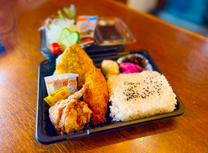 ミックス弁当(広島産カキ・アジフライ・から揚げ)(サラダ付き)