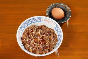 黒毛和牛の特選焼肉丼と卵のセット
