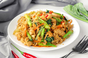 ヤキビーフン(鳥(or)豚)/Chicken or Pork Vermicelli Fried
