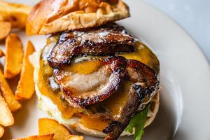 自家製ベーコンチーズバーガー(フレンチフライ付)Homemade Bacon Cheese Burger with French Fries