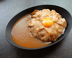スタミナカレーライス(生卵)