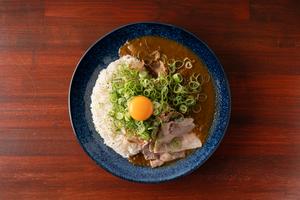 本店人気No.1【満足セット】シン・お蕎麦屋さんのだしっ!カレー+卵黄+九条ネギ+豚しゃぶ