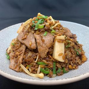 国産牛もも肉とキノコの黒炒飯/香菇牛肉炒飯
