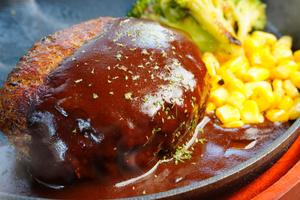 濃厚デミグラスソース和牛ハンバーグ ライス付き Wagyu hamburger steak in rich demi-glace sauce with rice
