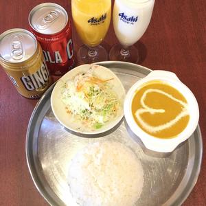 Curry naan set with salad and soft drinks