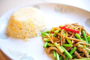 ニンニクの芽と豚肉炒め+五目炒飯プレート