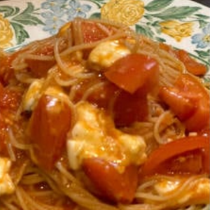 モッツァラレラ、トマト真っ赤な太陽のパスタ