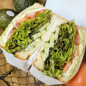 アボカドとトマトのクリームチーズのサラダサンドイッチAvocado Tomato Creamcheese Sandwich