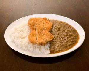 【根強く多くのファンに支持されている人気メニュー】オニオンチキンカツカレー