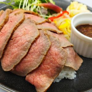 和風デミソースのローストビーフプレートご飯付き