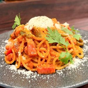 鎌倉ベーコンと彩野菜のナポリタン～温玉乗せ