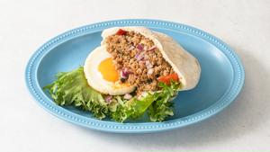 ガパオサンド Stir-fried chicken with basil sandwich
