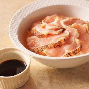 鳥たたき丼～焦がしニンニクだれの海賊風～