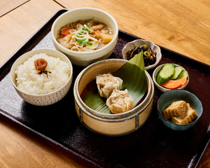 手包みジャンボシュウマイと具だくさんの豚汁弁当