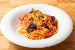 ベーコンと玉ねぎと揚げナスのトマトソースパスタ