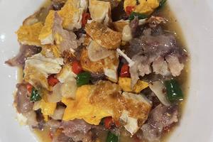 拆骨肉荷包蛋スペアリプの目玉焼き煮付け