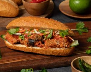 揚げサバトマトソース煮込みバインミー Deep-Fried Mackerel and Tomato Sauce Stew Bnh M