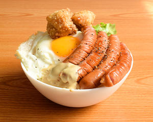 粗挽きソーセージ唐揚げエッグ飯(ソーセージ4本)