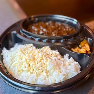 たっぷりチーズとろける黒カレー コク増し！