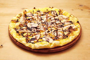 シェーキーズ チョコバナナのデザートピザ