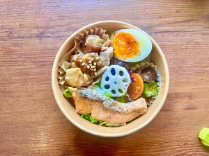 【鶏と鮭のおかず盛り】Wメインのデラックス・デリプレート