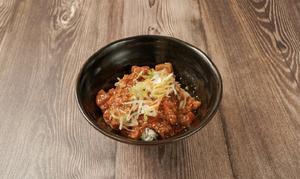 ピリ辛牛すじ煮込み丼