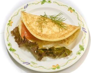 サーモンのブリヌイ巻き