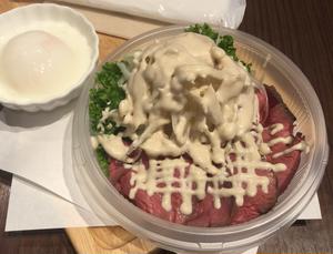 ローストビーフ丼 玉葱サラダ胡麻アーモンドソース