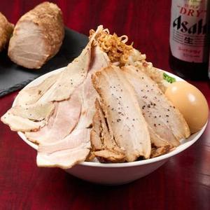 当店三番人気【レアチャーシュー・バラチャーシュー1枚追加+煮卵】豚骨爆盛り汁なしラーメン