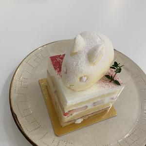 うさぎとラズベリーのケーキ