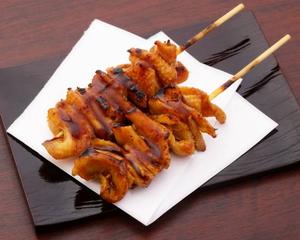 とり皮2本入り(タレ or 塩)Chicken Skin (2 Skewers)