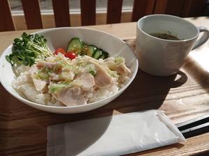 ふわふわ美桜鶏のネギ油丼【気まぐれスープ付き】
