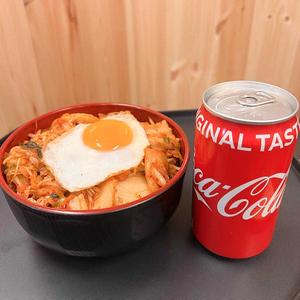 【Coke製品セット】鉄板の豚キムチ丼コークセット