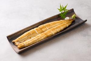 鰻の白焼き 松(うなぎ まるごと一尾)(電子レンジ対応容器)