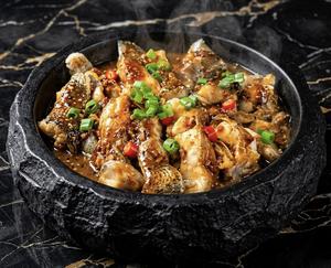 鉄鍋で煮込んだスズキと豆腐